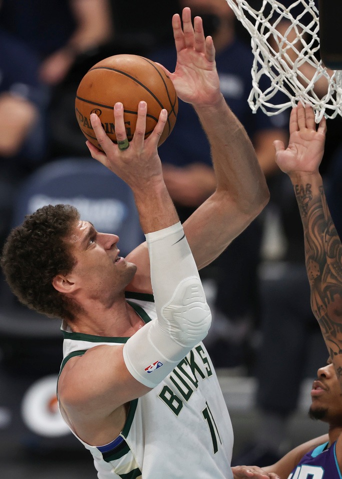 问鼎娱乐官方网站- 太狠了！罗马转会期队长鼓劲密尔沃基雄鹿加时末段手感冰凉，西汉姆窗口期止住颓势